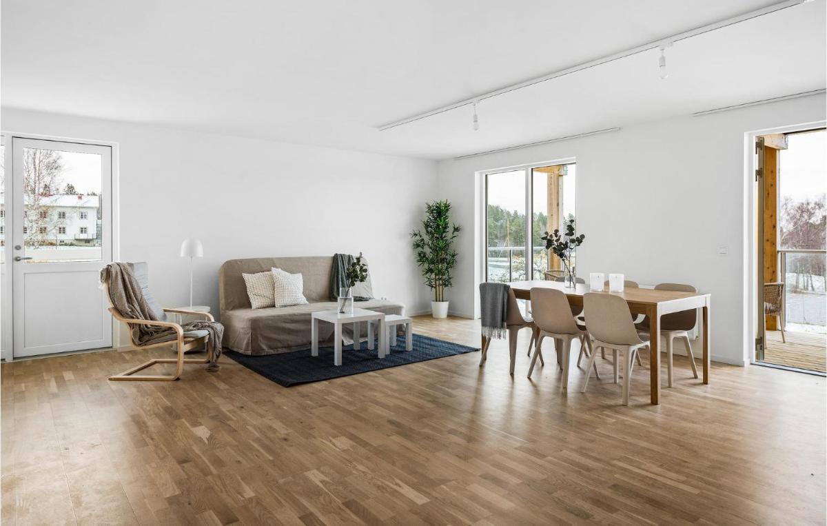 3 Bedroom Beautiful Apartment In Stjrnhov