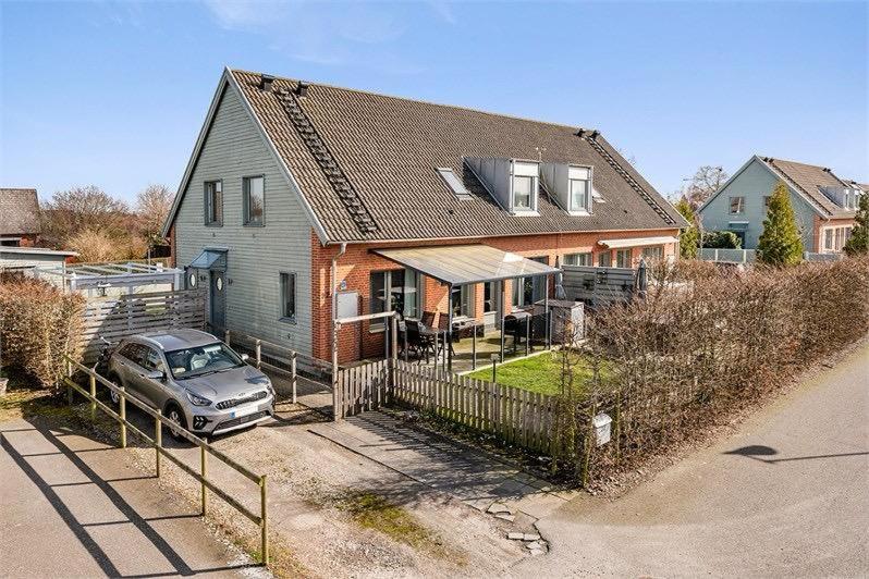 5-Bed-Rooms House with Jacuzzi, Free Parking, and 2 Toilets-Baths in Malmö