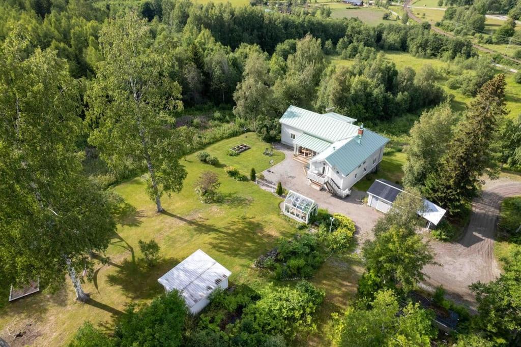 Big house with jacuzzi by the forrest