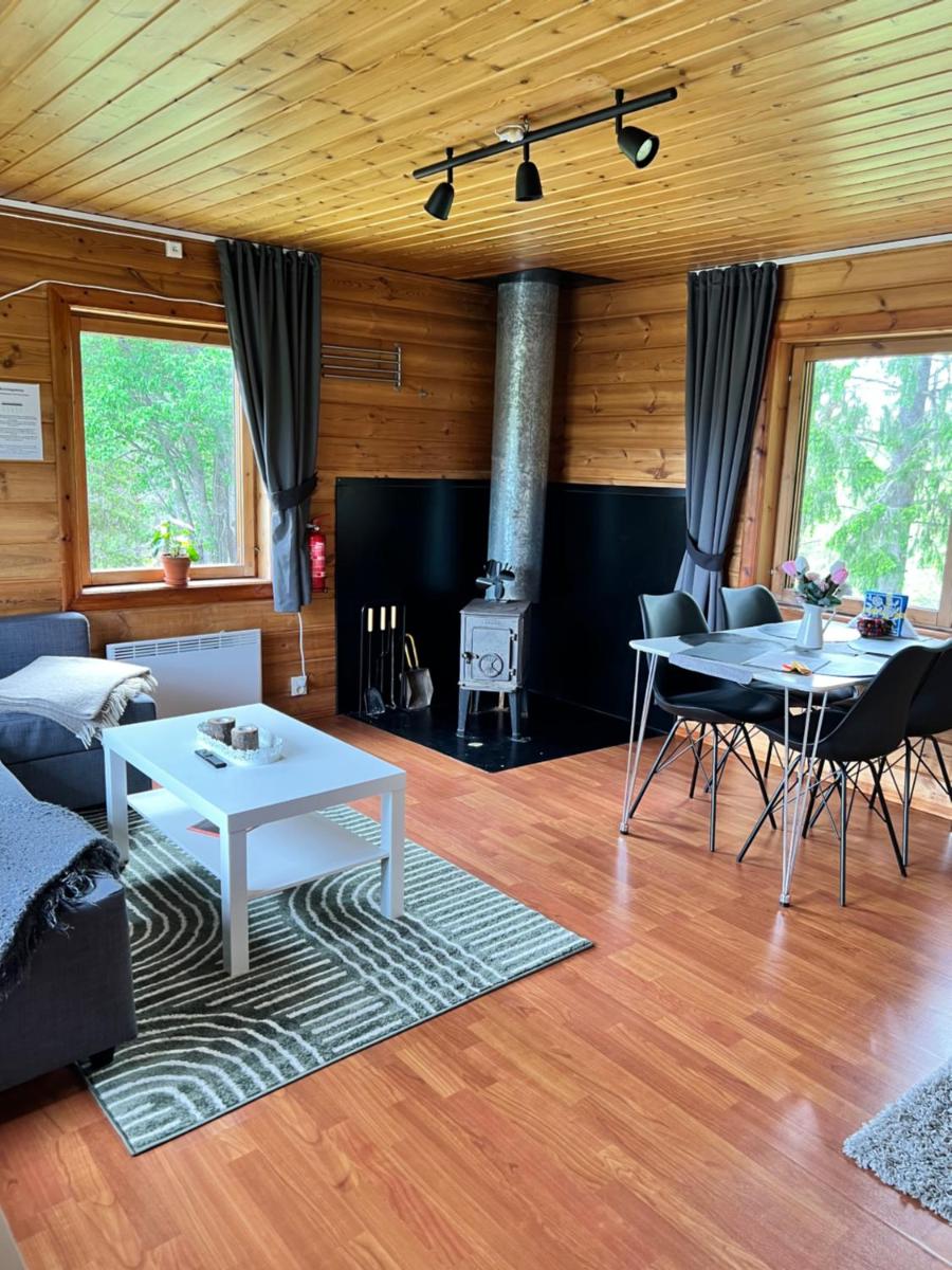 Gemuetliches Blockhaus im Wald