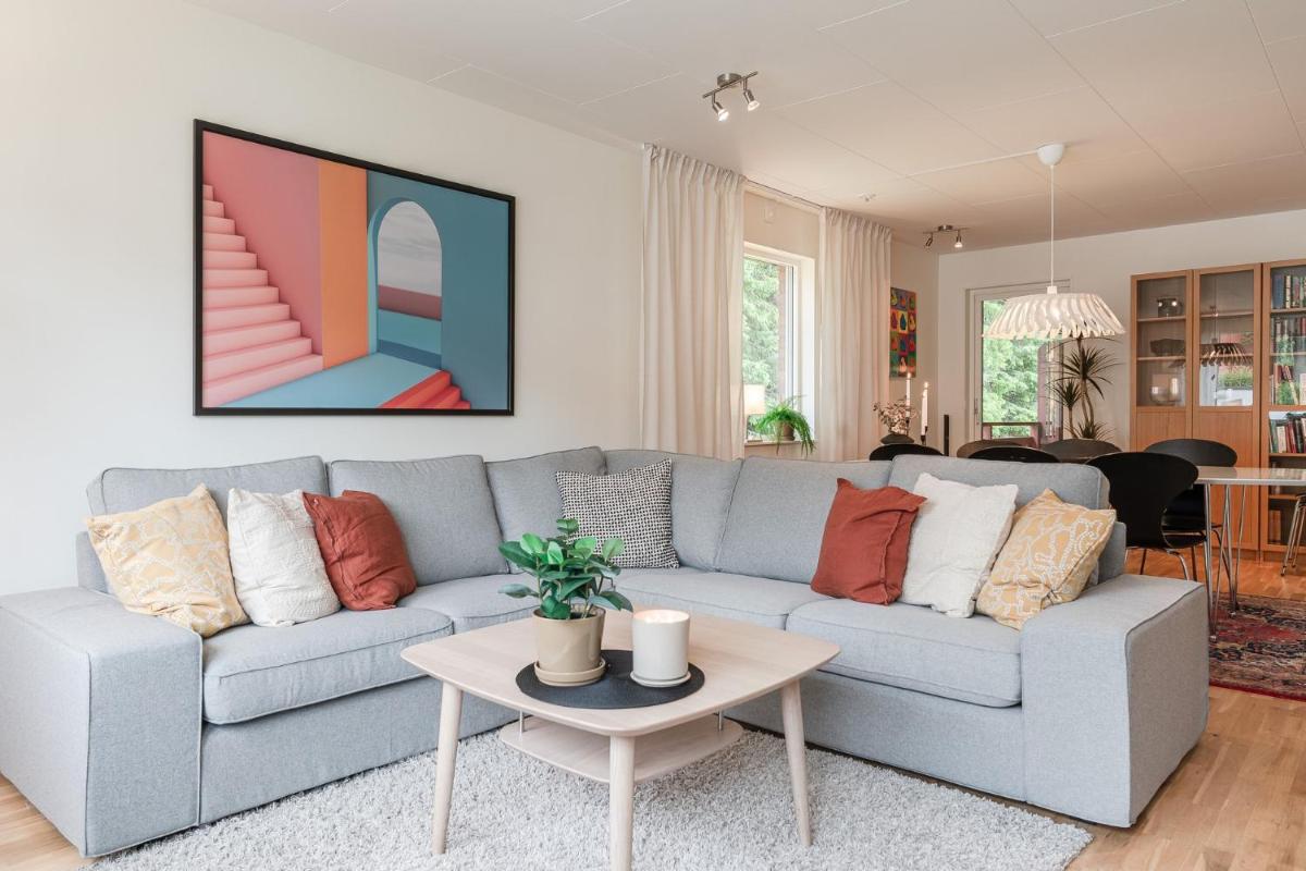 Guestly Homes - Modern 4BR Town House, Sauna, 7 Beds