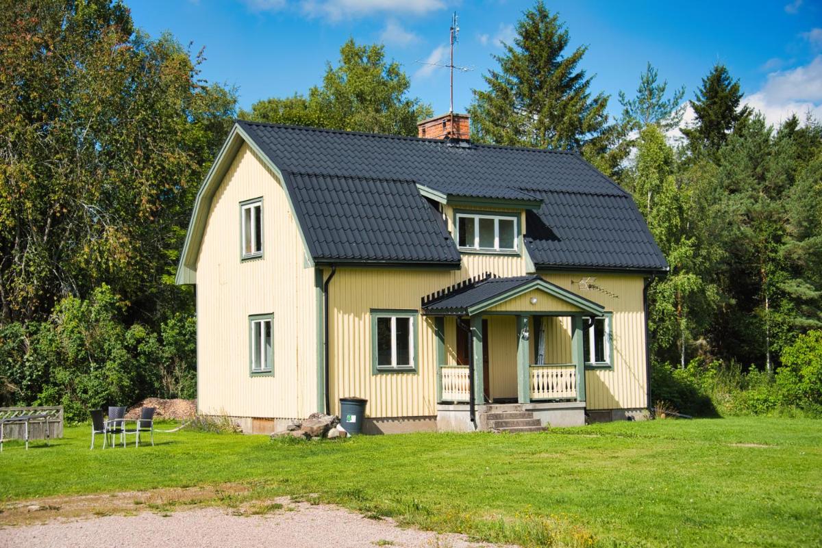 Gula huset, Lakene Ostgård
