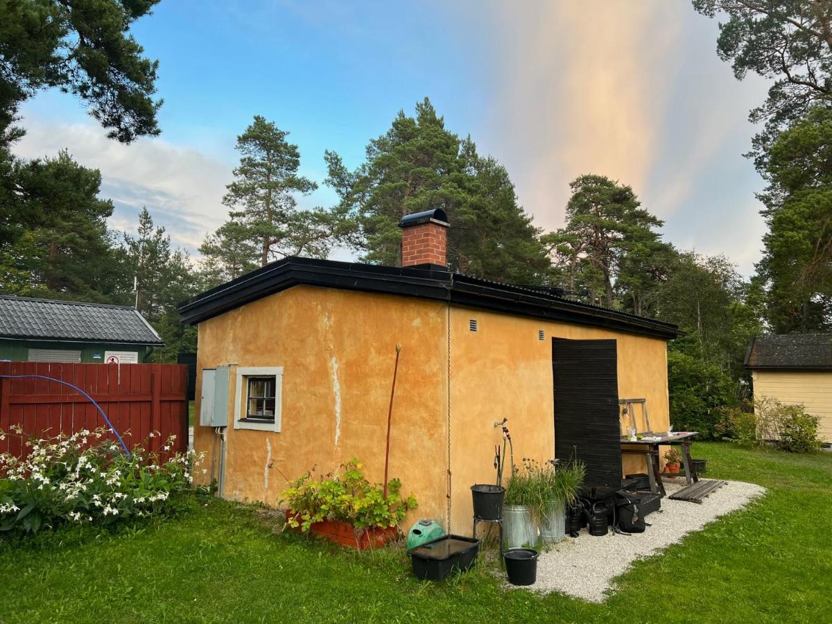 Mysig stuga i Rute med stor trädgård
