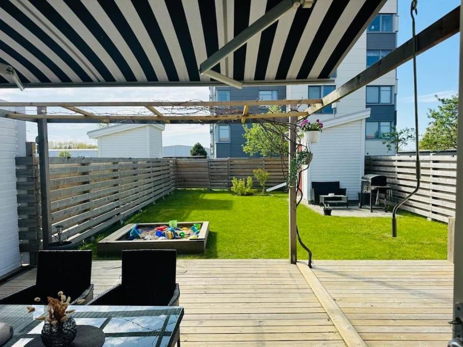 Nybyggt radhus med egen barnvänlig trädgård