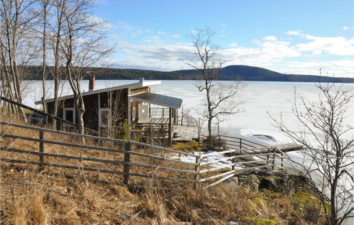 Stunning Home In motfors With Lake View