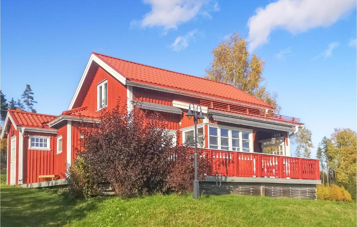 Stunning Home In Östervallskogs With Kitchen