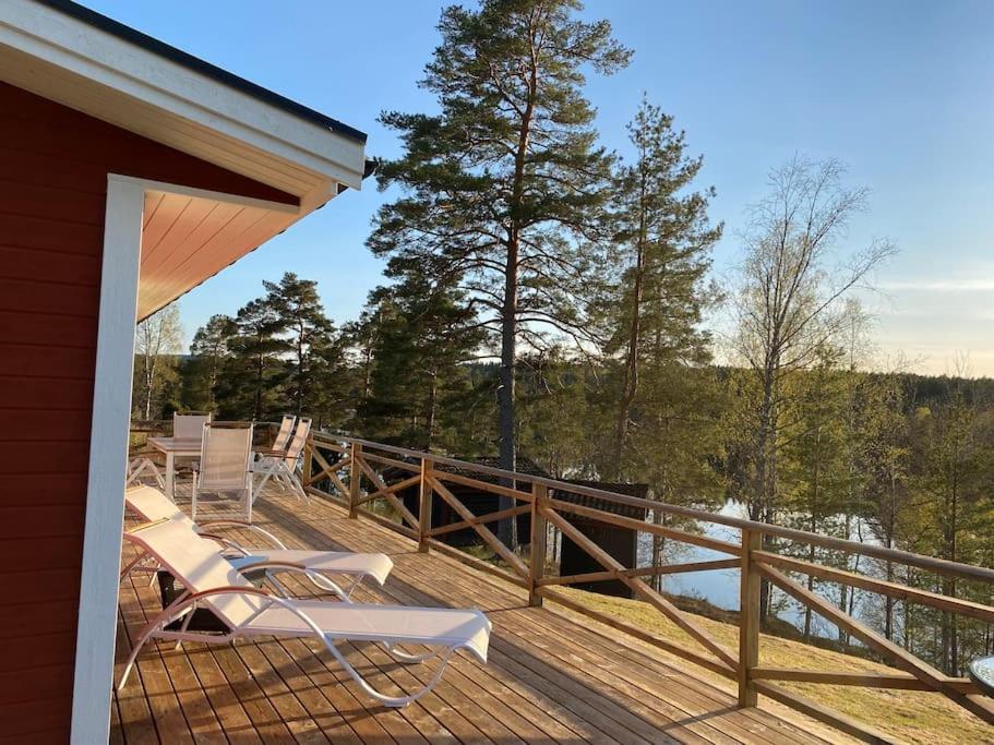 Trevligt fritidshus med stor terrasse mot sjöen
